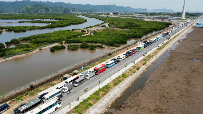 Theo ghi nhận phóng viên ngày 2/5, hàng nghìn du khách rời Cát Bà sau 3 ngày nghỉ lễ, vui chơi trên đảo. Từ trưa, tuyến đường ra phà Cái Viềng tái diễn tình trạng ùn tắc phương tiện.