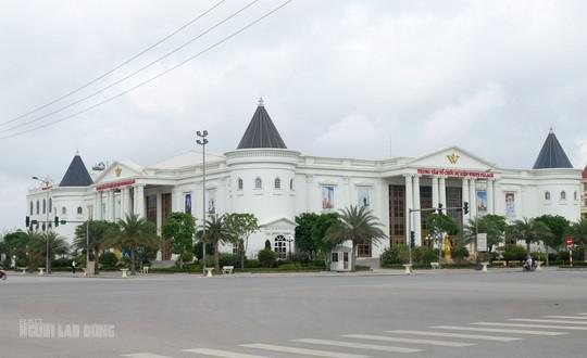 Trung tâm tổ chức sự kiện White Palace, công trình theo quy hoạch được phê duyệt cao 16 tầng, tuy nhiên hiện chủ đầu tư chỉ làm có 3 tầng và xin điều chỉnh chiều cao từ 16 xuống 3 tầng nhưng bị từ chối