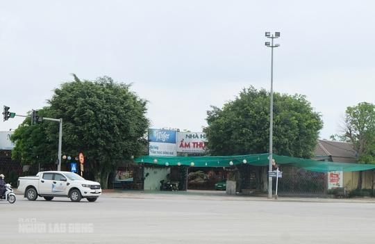 Khu vực này theo quyết định là khối nhà thương mại 12 tầng, nhưng hiện tại đã "biến" thành khu ẩm thực 1 tầng