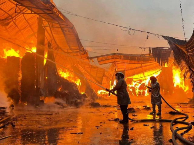 Xưởng gỗ Hà Nội cháy lớn lúc rạng sáng, hàng trăm công an nỗ lực dập lửa
