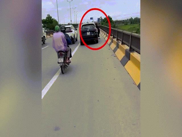 Xôn xao clip người phụ nữ đu bám trên xe Mazda, cảnh sát vào cuộc xác minh