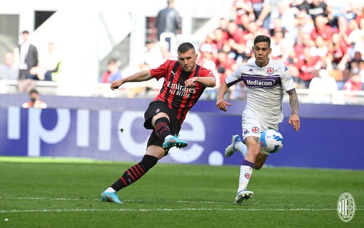 AC Milan (áo đỏ đen) giành chiến thắng quan trọng trước Fiorentina
