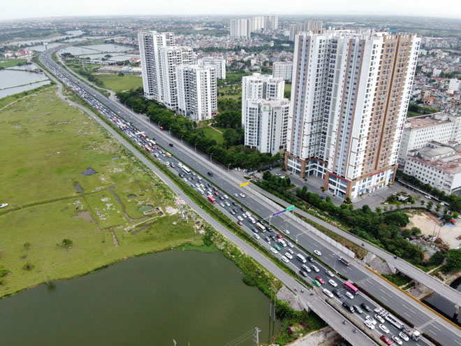 Nhiều người dân đã trở lại Hà Nội sớm nên lượng xe cộ tăng đột biến dù chưa hết nghỉ lễ.