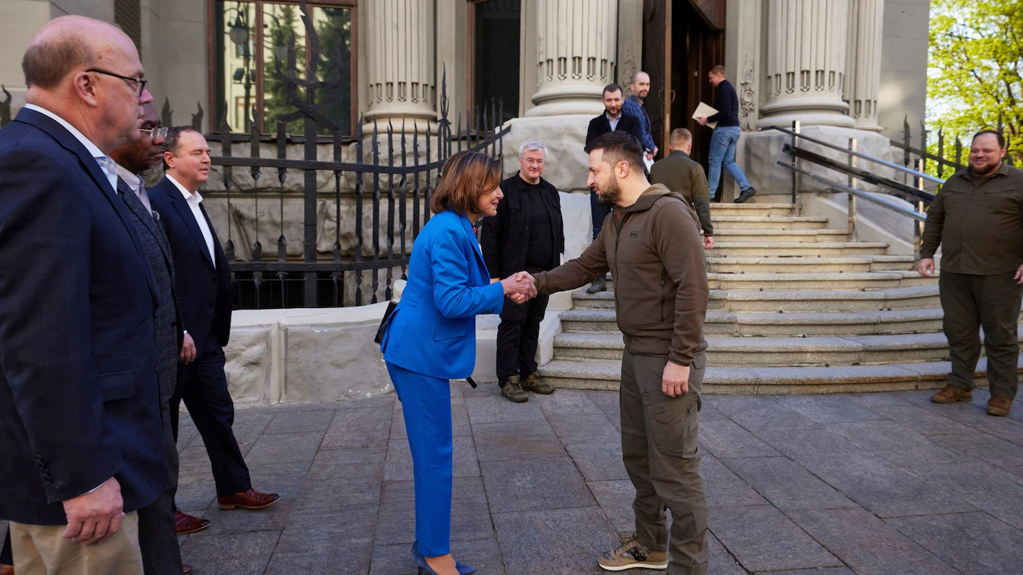 Bà Pelosi gặp ông Zelensky ở Kiev.