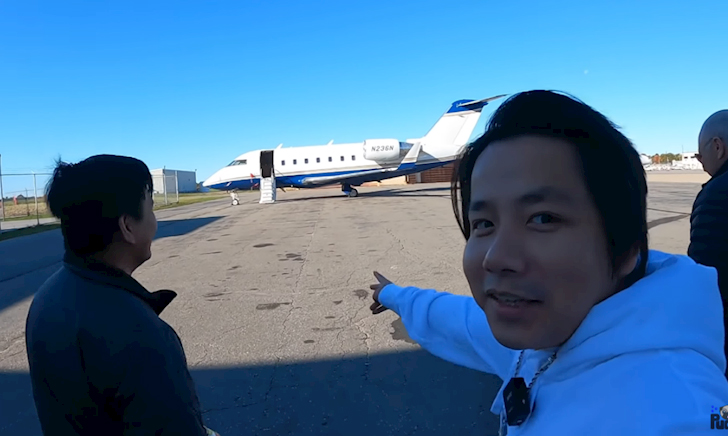 Anh cũng từng "gây sốc" khi cùng triệu phú Vương Phạm chi 5 triệu USD mua máy bay riêng