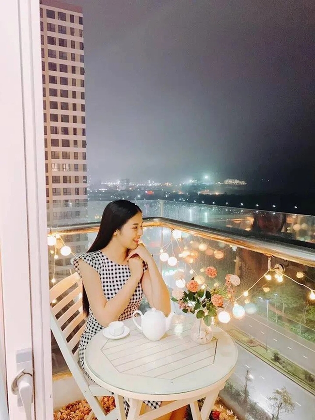 Ngọc Hân còn sở hữu một căn hộ khác view nhìn thẳng ra biển ở Quảng Ninh. Căn nhà do chính tay Hoa hậu 8X thiết kế trang trí và chăm chút.
