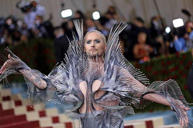 Một thiết kế nổi bật khác của&nbsp;Iris van Herpen tại Met Gala 2022, được diện bởi&nbsp;Fredrik Robertsson.&nbsp;