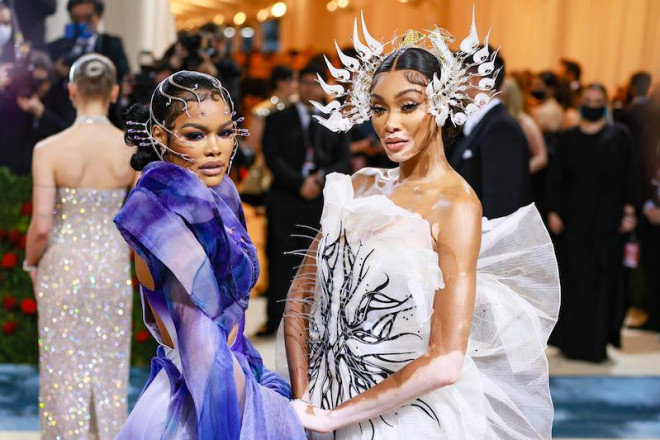 Teyana Taylor và Winnie Harlow gây ấn tượng với thiết kế của Iris van Herpen.