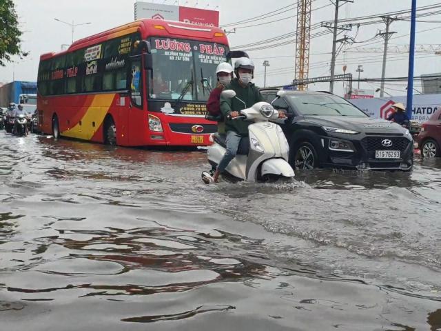 Video: Quốc lộ 13 ngập nặng, nhiều phương tiện về quê nghỉ lễ ‘chìm’ trong biển nước