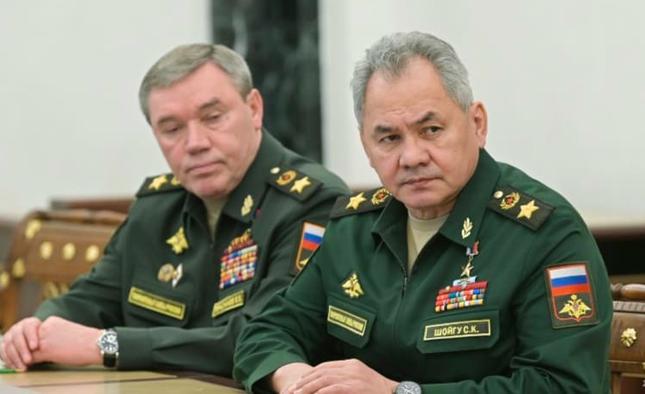 Tổng tham mưu trưởng các lực lượng vũ trang Nga Valery Gerasimov (trái) ngồi cạnh Bộ trưởng Quốc phòng Sergei Shoigu. (Ảnh: Sputnik)