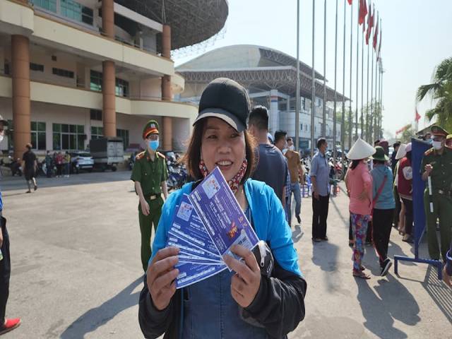 Chen lấn nghẹt thở mua vé xem U23 Việt Nam ”săn HCV” SEA Games 31