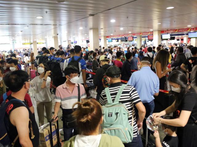Sân bay Tân Sơn Nhất đông nghẹt người về quê nghỉ lễ