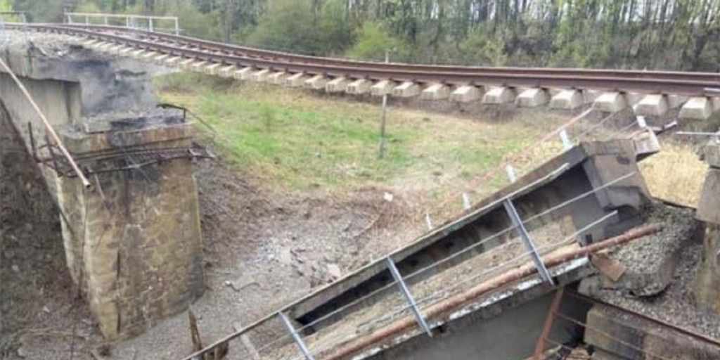 Cây cầu đường sắt ở vùng Kursk bị đánh sập giữa xung đột Nga – Ukraine (ảnh: RT)