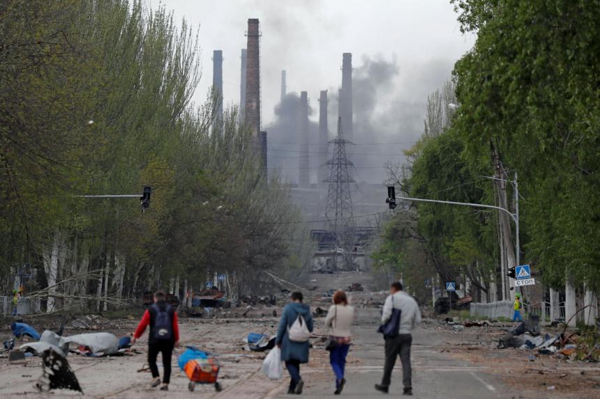 Khung cảnh hoang tàn xung quanh nhà máy thép Azovstal hôm 2.5 (ảnh: Reuters)