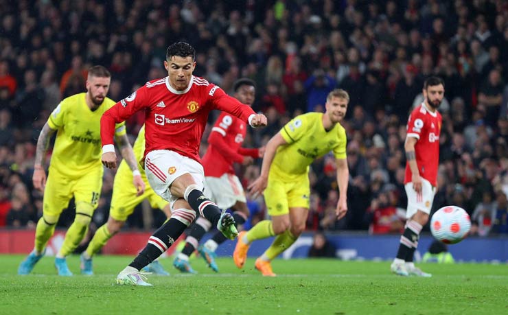 Ronaldo bình tĩnh sút phạt đền giúp MU nhân đôi cách biệt trong đại thắng 3-0 trước Brentford