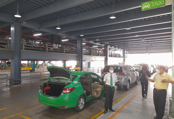 Các làn chờ xe khá ít khách trong khi có nhiều taxi dừng chờ nhưng không có khách.