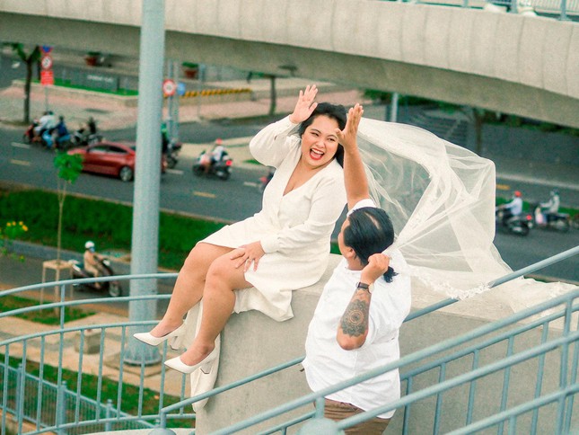 &#34;Gét gô&#34; chụp ảnh cưới ở cầu Thủ Thiêm 2, cặp đôi Sài Gòn khiến netizen thích thú - 1