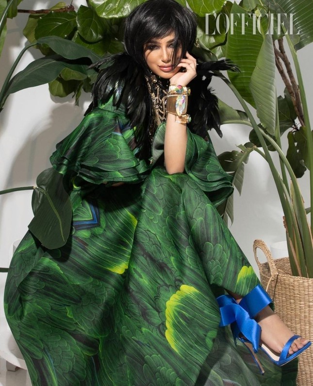 Hoa hậu Hoàn vũ Harnaaz Sandhu trang điểm, tạo dáng Việt trên bìa tạp chí - 6