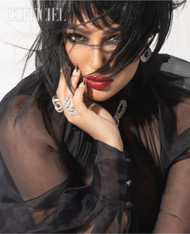 Hoa hậu Hoàn vũ Harnaaz Sandhu trang điểm và diện những thiết kế Việt Nam trên bìa tạp chí - 3