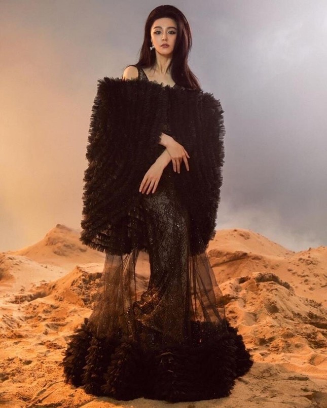 Hoa hậu Hoàn vũ Harnaaz Sandhu trang điểm và diện những thiết kế Việt Nam trên bìa tạp chí - 9