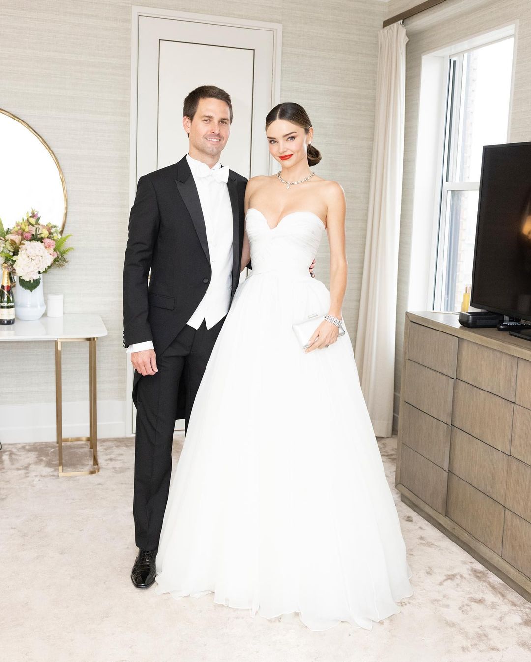 Tỷ phú&nbsp;Evan Spiegel diện bộ tuxedo sang trọng.