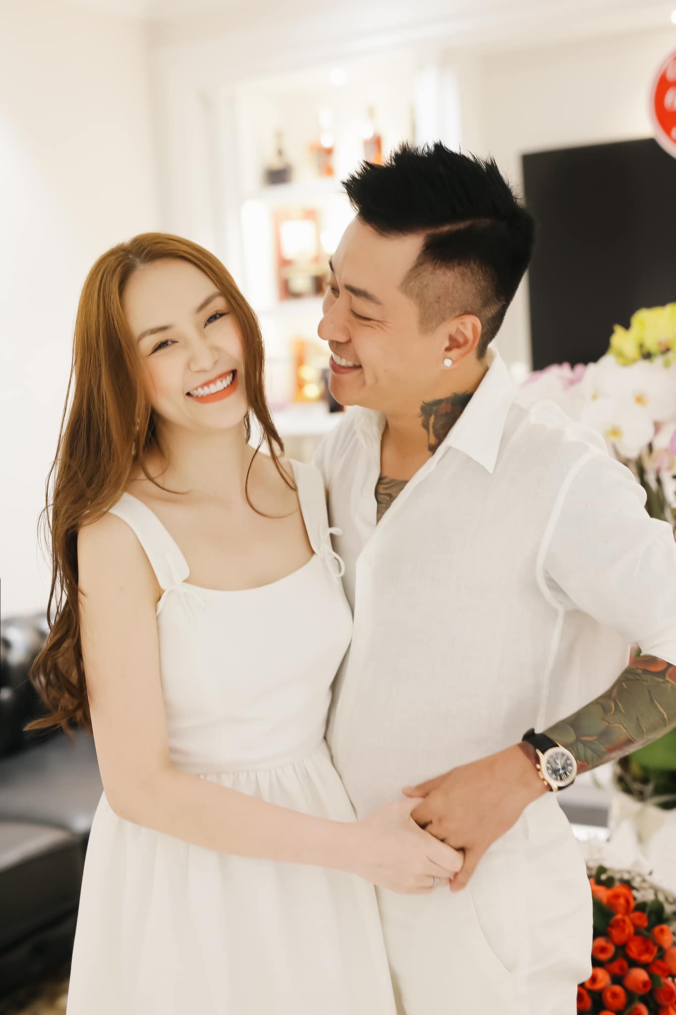 Giọng ca "Nắm lấy tay anh" thường xuyên đăng ảnh tình tứ bên bà xã là CEO Hương Baby&nbsp;