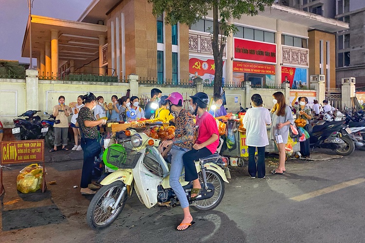 Hàng hoá đa dạng bày tràn lan xuống đường.