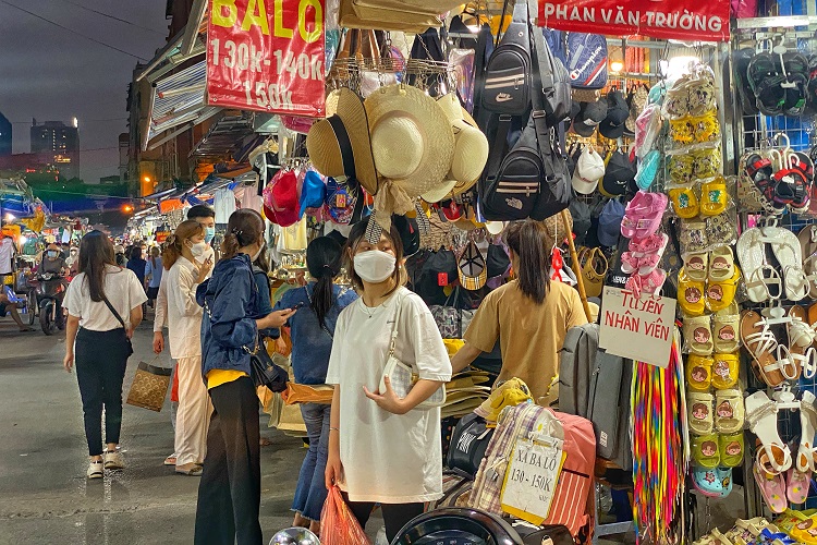 Đặc sản “hàng đồng giá 50k”; “không mặc cả” ở chợ Nhà Xanh.