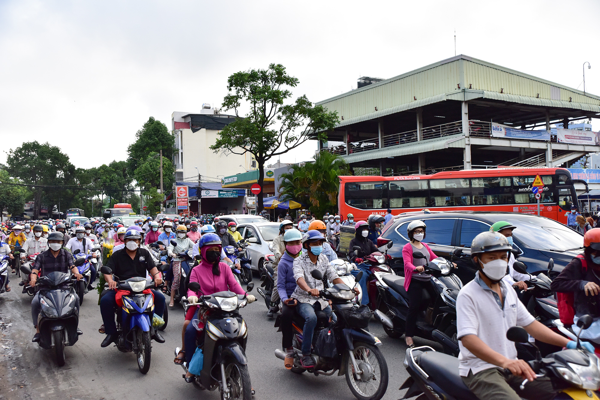 Từ rạng sáng, xe khách liên tỉnh liên tục đổ vào bến để trả khách khiến khu vực cổng bến xe xảy ra xung đột xe cộ.