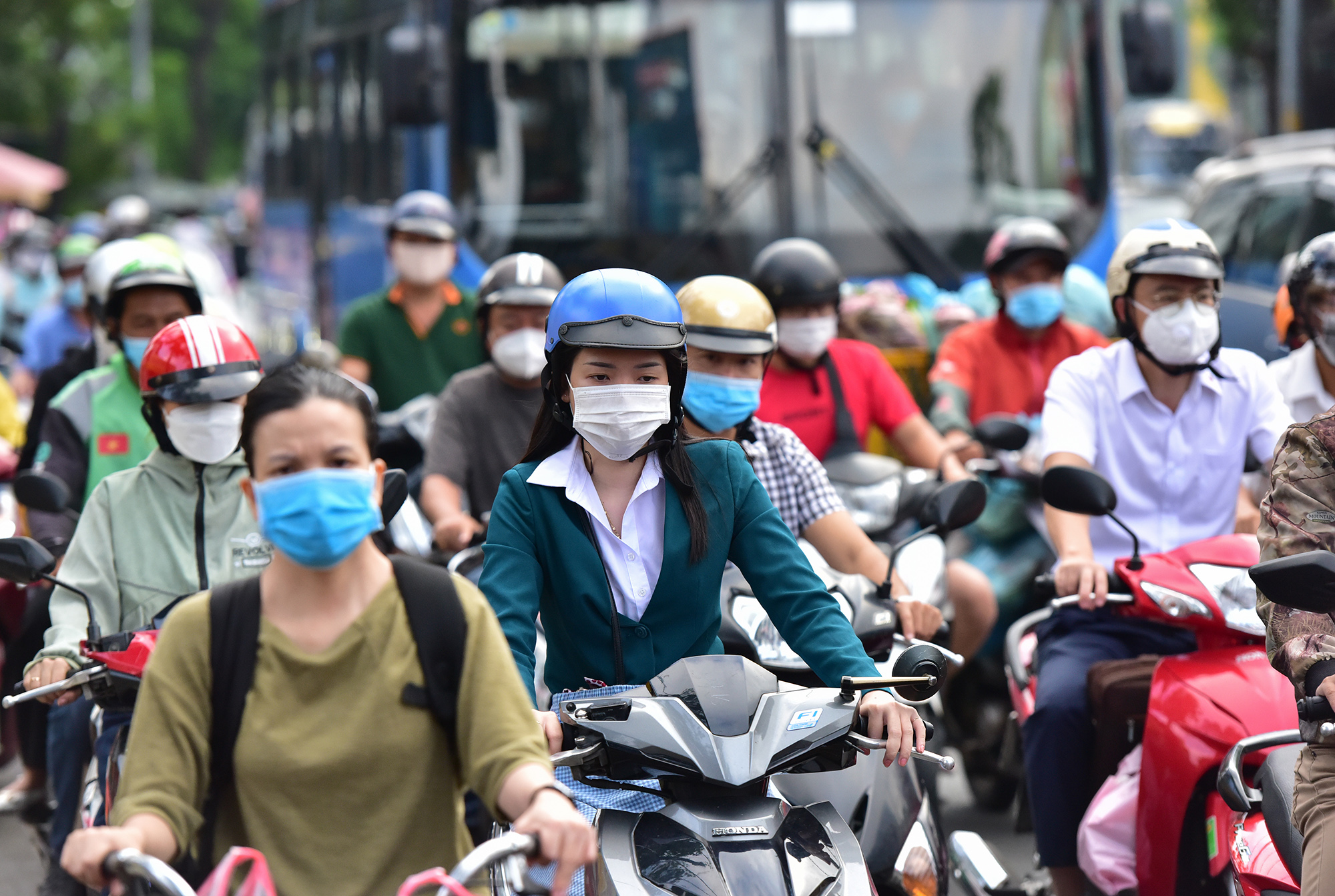 Người đi làm, học sinh đi học phải nhích từng chút một trên tuyến đường thường xuyên xảy ra kẹt xe.