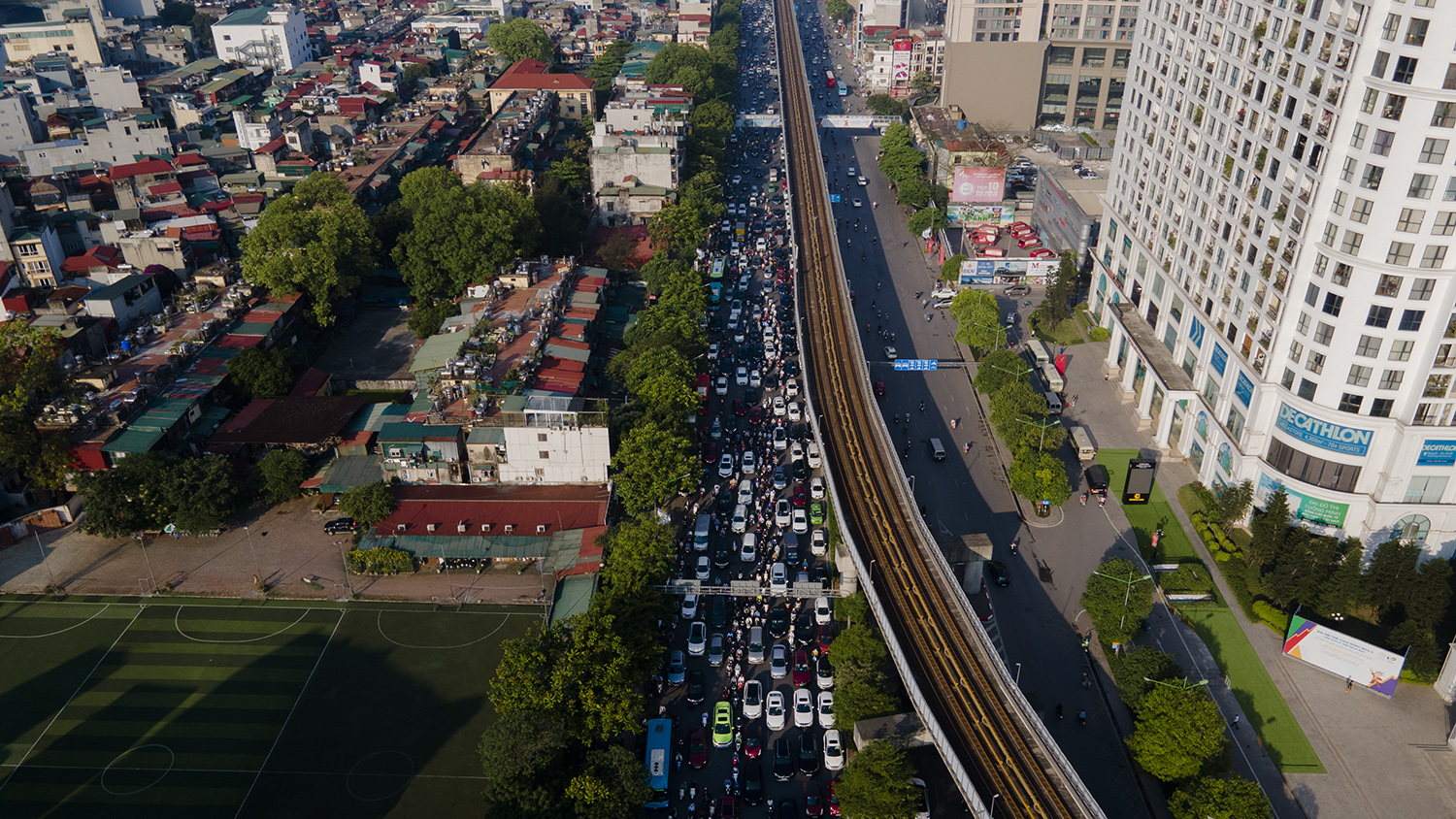 Sáng nay (4/5) trên các tuyến đường dẫn vào cửa ngõ Thủ đô Hà Nội đông nghẹt người trong ngày đầu người dân đi làm sau kỳ nghỉ lễ 30/4-1/5 kéo dài 4 ngày