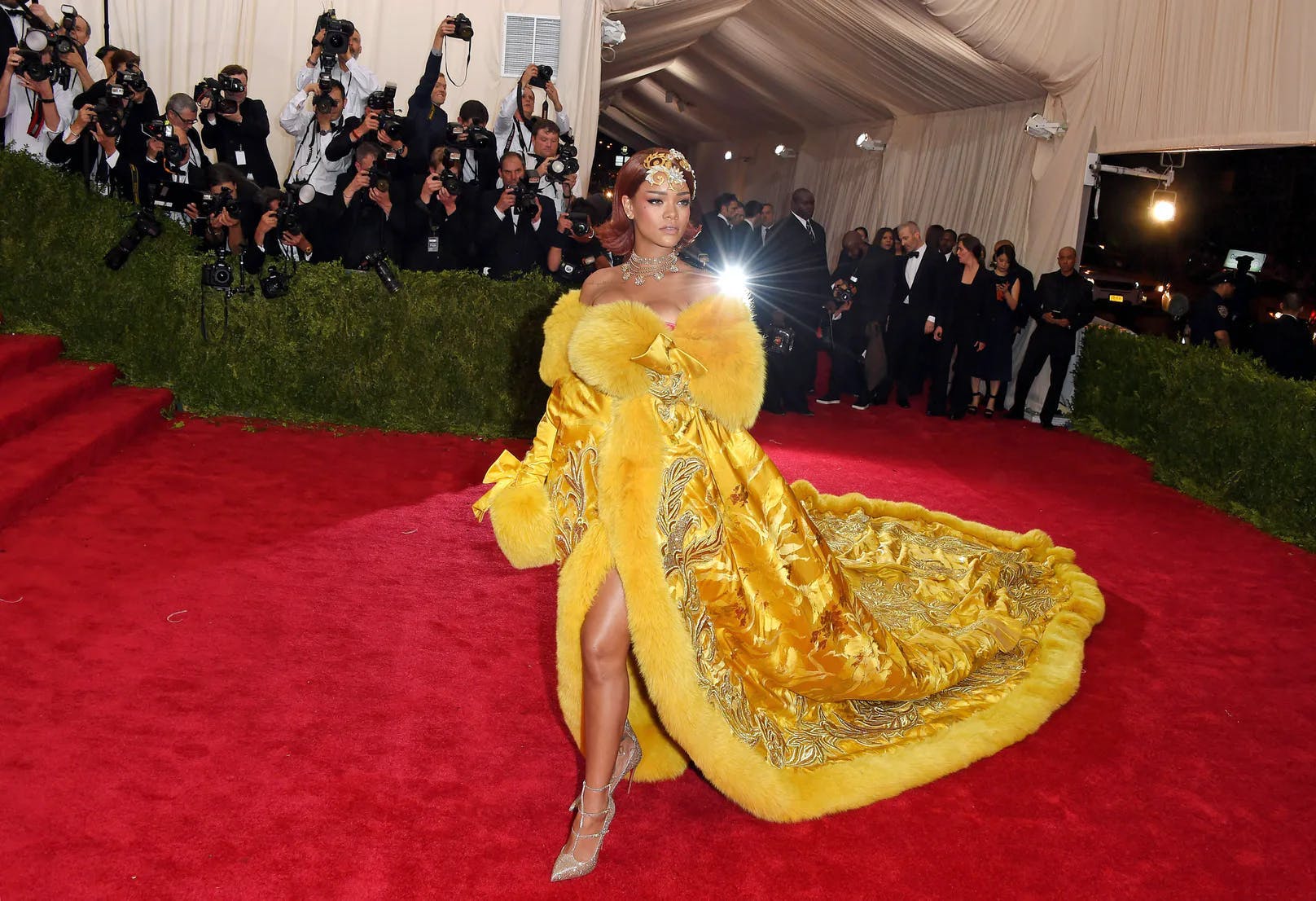 Kiểu dáng đẹp nhất của Rihanna tại Met Gala - 3