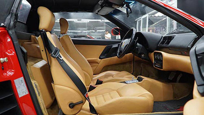 Nội thất của Ferrari F355 Spider được thiết kế nhằm tối đa hóa niềm vui cầm lái. Theo đó ghế lái có thể điều chỉnh hoàn toàn bằng điện và vô lăng có thể điều chỉnh độ cao

