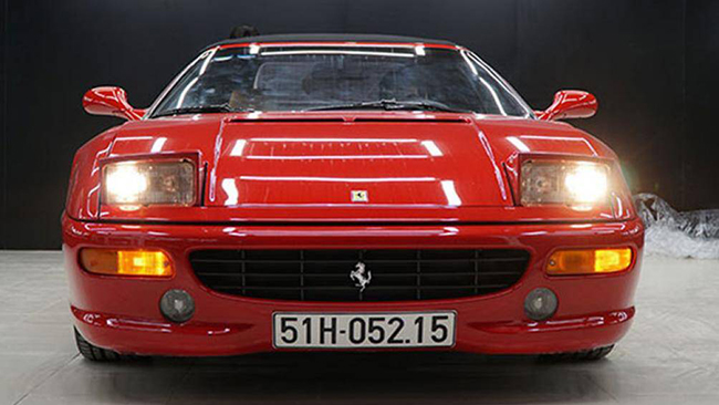 Được biết, siêu phẩm Ferrari F355 Spider này chỉ có duy nhất một chiếc tại Việt Nam và hiện giá xe chưa được tiết lộ
