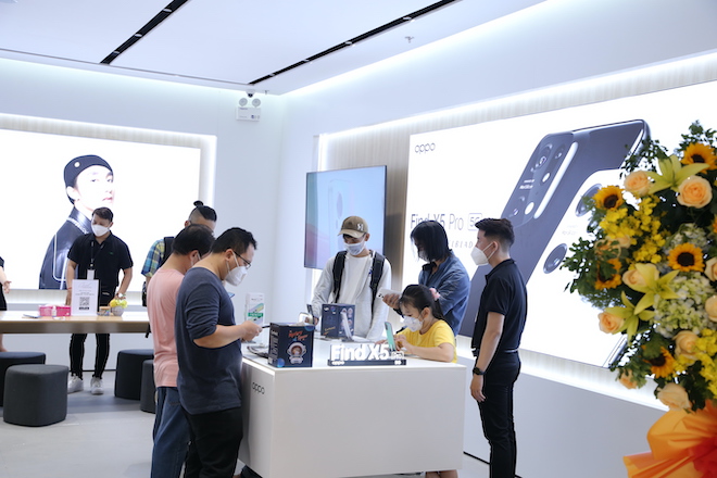 Vì sao Apple, Sony, Samsung, Oppo đua nhau mở "brand shop" tại Việt Nam? - 5