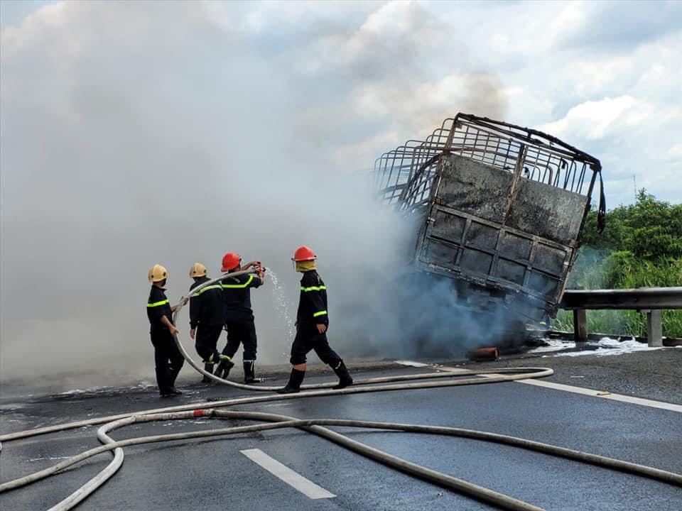 Lực lượng chức năng dập tắt đám cháy. Ảnh Phúc Vinh