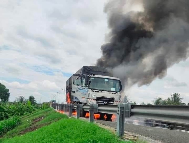 Khoảng 12h40 trưa 4/5, một xe chở dầu đã bất ngờ bốc cháy ngay trên cao tốc TP.HCM - Trung Lương.