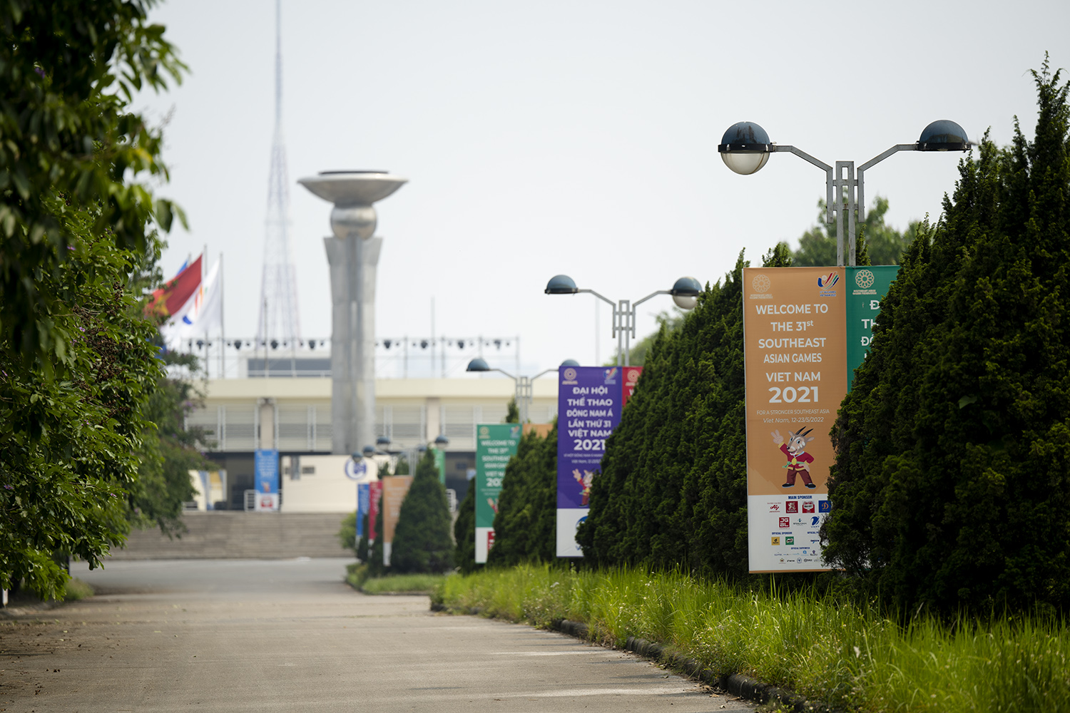 Băng rôn, khẩu hiệu chào đón SEA Games 31 phía bên ngoài sân đã được lắp đặt đủ mọi phía xung quanh sân vận động.