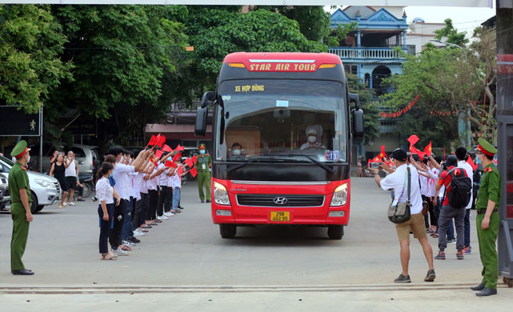 Ngay khi xuất hiện ở cổng sân vận động huyện Tam Nông lúc 17h chiều ngày 5/5, thầy trò HLV Shin Tae Yong nhận được sự chào đón nồng nhiệt của người dân nơi đây.