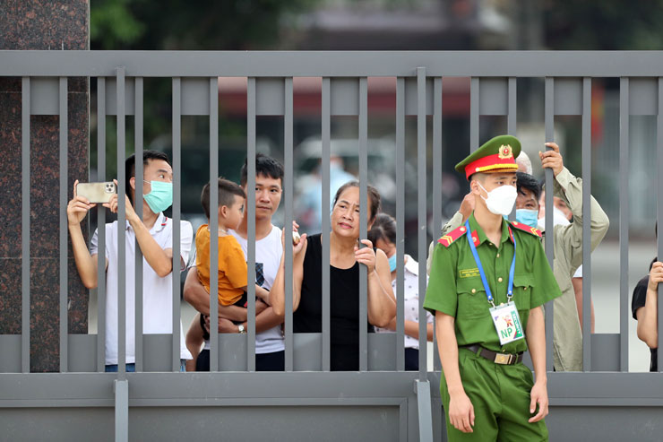 Lực lượng an ninh bảo vệ nghiêm ngặt buổi tập của U23 Indonesia một ngày trước cuộc đối đầu với U23 Việt Nam ở trận đấu được xem như "chung kết sớm" của bảng A môn bóng đá nam SEA Games 31.