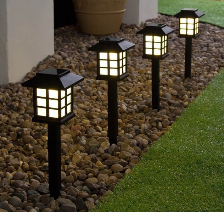 Đèn sử dụng công nghệ tích điện, các gia đình có thể "sạc" điện cho đèn vào ban ngày, sau đó lấy ra sử dụng vào buổi tối.

