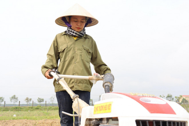 Tuy nhỏ bé, chân yếu tay mềm nhưng chị Hằng lại rất tháo vát trong các công việc sản xuất, sử dụng thành thạo các loại máy móc để cày, xới đất.