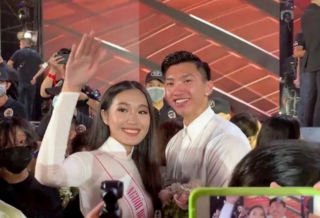 Tại đêm chung kết cuộc thi Hoa hậu Việt Nam 2020 Đoàn Văn Hậu cũng xuất hiện để cổ vũ cô.
