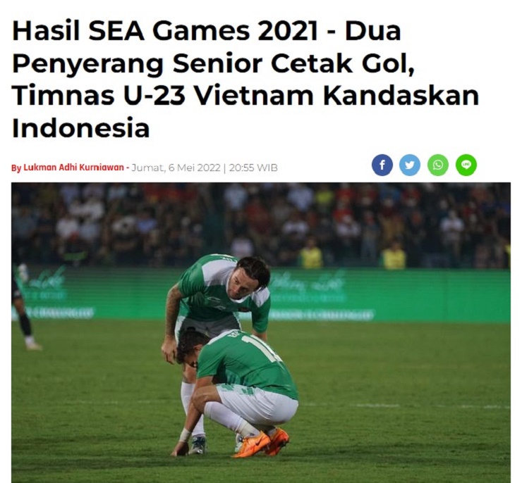 Tờ Bolasport đăng bức ảnh&nbsp;cầu thủ U23 Indonesia động viên đồng đội&nbsp;sau thất bại trước U23 Việt Nam