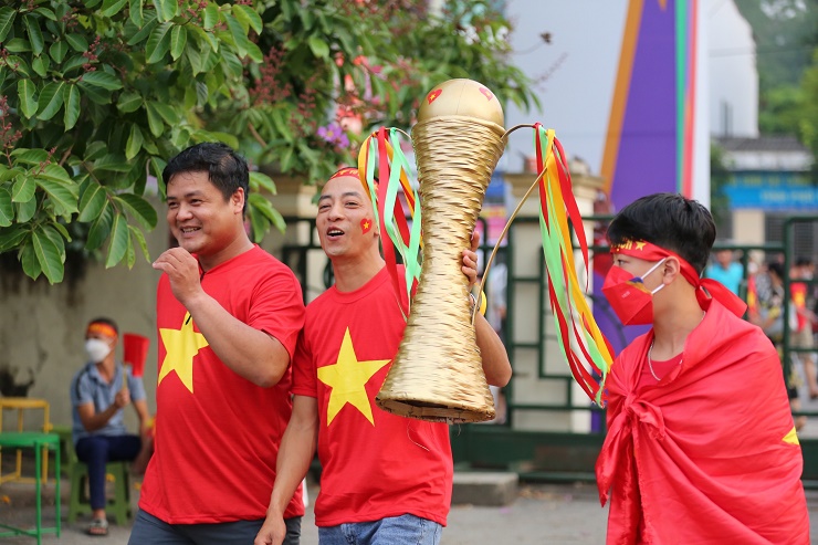 Chùm ảnh độc lạ fan mang cúp vàng khuấy động U23 Việt Nam đấu U23 Indonesia - 2