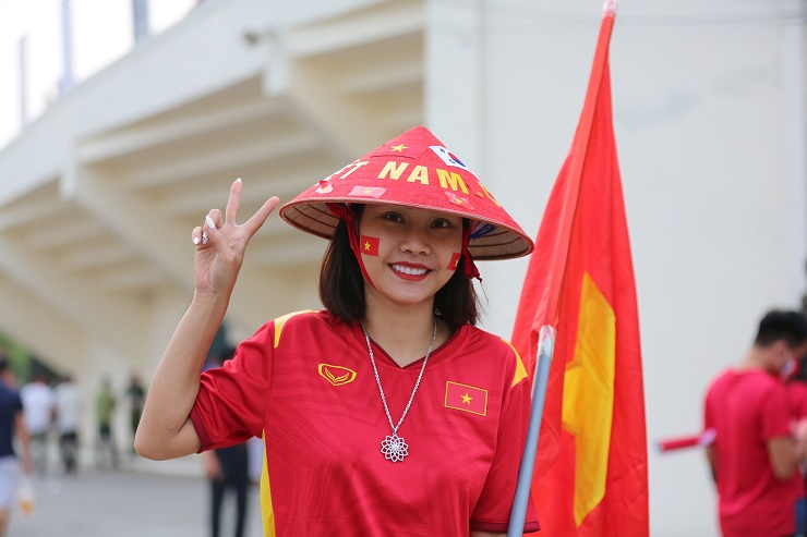 Chùm ảnh độc lạ fan mang cúp vàng khuấy động U23 Việt Nam đấu U23 Indonesia - 7