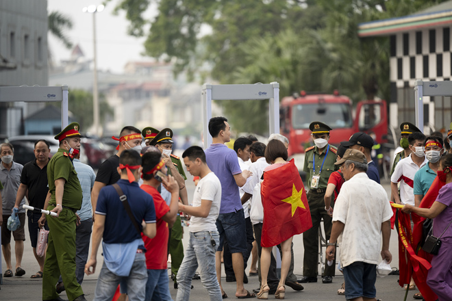 Cổ động viên nhuộm đỏ trước sân Việt Trì và phố đi bộ Nguyễn Huệ “tiếp lửa&#34; cho U23 Việt Nam - 13