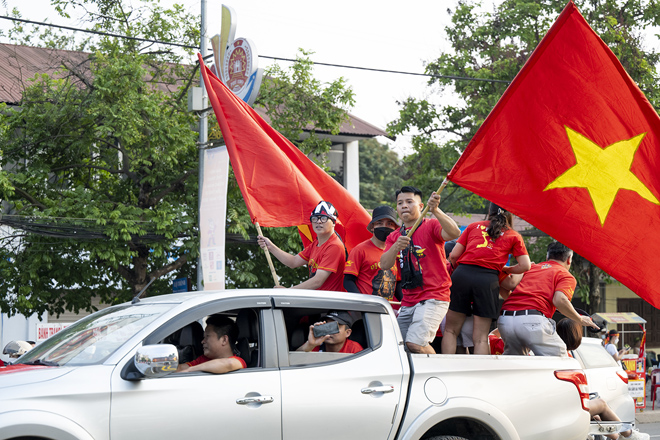 Nhiều cổ động viên không quản ngại đường sá xa xôi đã về đây từ rất sớm để làm tăng bầu không khí náo nhiệt