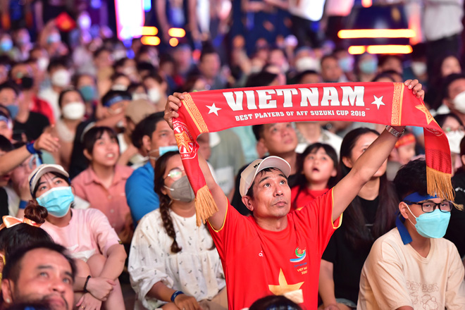 Tuy nhiên, người hâm mộ Việt Nam vẫn tự tin vào khả năng chiến thắng trong trận mở màn của U23 Việt Nam.&nbsp;Ông Quách Tòng Sơn, quận 10, cho biết, đã lâu rồi mới có lại không khí xem bóng đá sôi động như thế này trên phố đi bộ. U23 Indonesia từng thua U23 Việt Nam hai trận ở SEA Games 30 nhưng giờ đội họ đã mạnh lên nhiều rồi. Tôi vẫn tự tin thầy trò HLV Park Hang-seo sẽ giành chiến thắng đầu tiên trên con đường bảo vệ tấm huy chương vàng”, cổ động viên này cho hay.