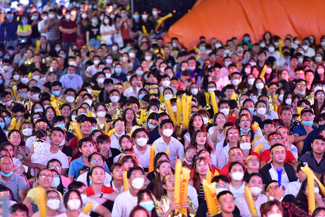 Tại SEA Games 31, thầy trò HLV Park Hang-seo sẽ bảo vệ tấm huy chương vàng trên sân nhà. Bước vào gần 20 phút đầu trận đấu diễn ra khá bế tắc, hai đội chưa có cơ hội rõ ràng nhưng cũng gây tiếc nuối cho cổ động viên ở một số tình huống.